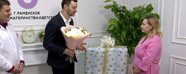 Глава Раменского г.о. Виктор Неволин поздравил маму, родившую 11-го ребенка