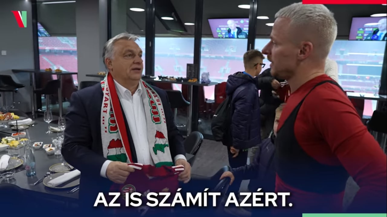 Орбан призвал оставить футбол вне политики после появления в шарфе с картой «Великой Венгрии»
