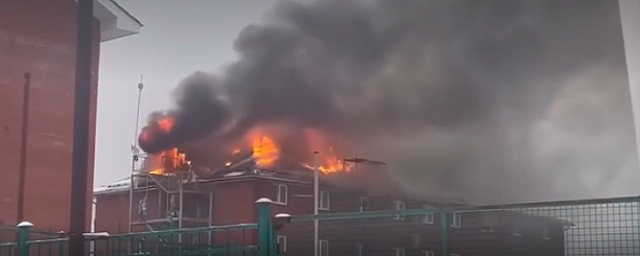 В подмосковном Солнечногорске загорелась крыша хостела «ХотелХот»