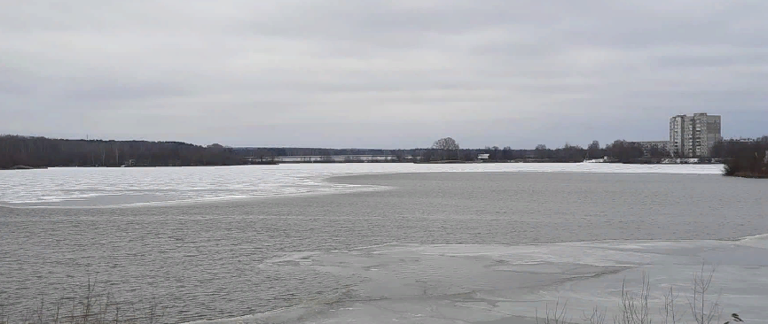 В Йошкар-Оле река Малая Кокшага не затянулась льдом около автомобильных и пешеходных мостов