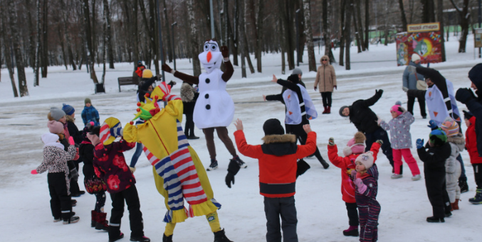 В Ивантеевском парке провели детский праздник «Мир зимних сказок» в честь Дня матери