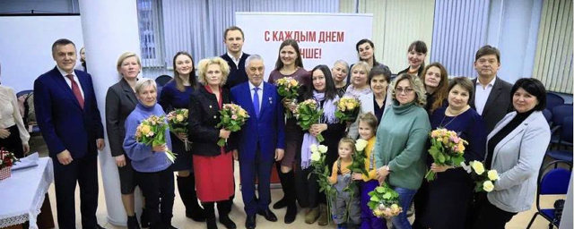 Глава г.о. Красногорск Дмитрий Волков вместе с коллегами поздравил женщин с Днем матери
