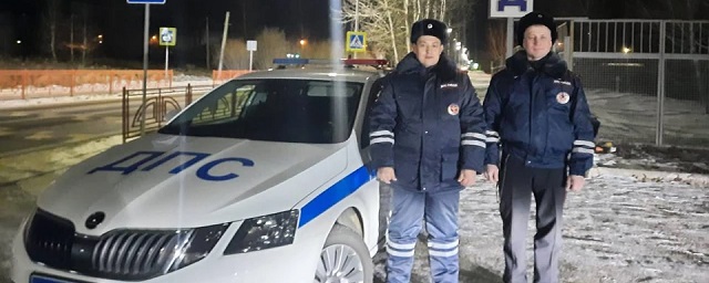 Сотрудники ДПС пришли на помощь мужчинам, замерзавшим в Mazda под Иркутском
