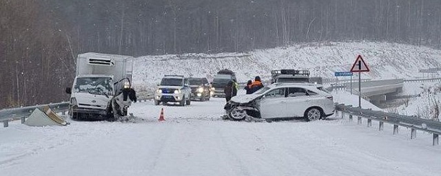 В Бурятии женщина на «Лексусе» попала в ДТП с грузовиком из-за снегопада