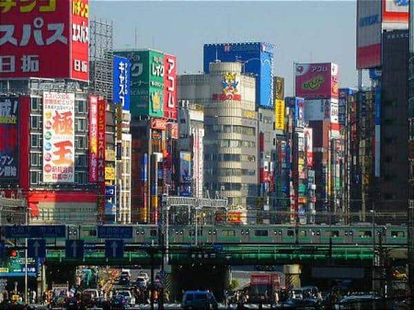 В Японии компания Lawson запустит первый магазин, где покупателей будут обслуживать кассиры на удалёнке
