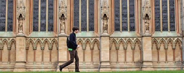 Bloomberg: в Британии студенты отказываются от высшего образования на фоне кризиса