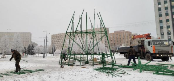 Главную новогоднюю елку начали устанавливать в Архангельске