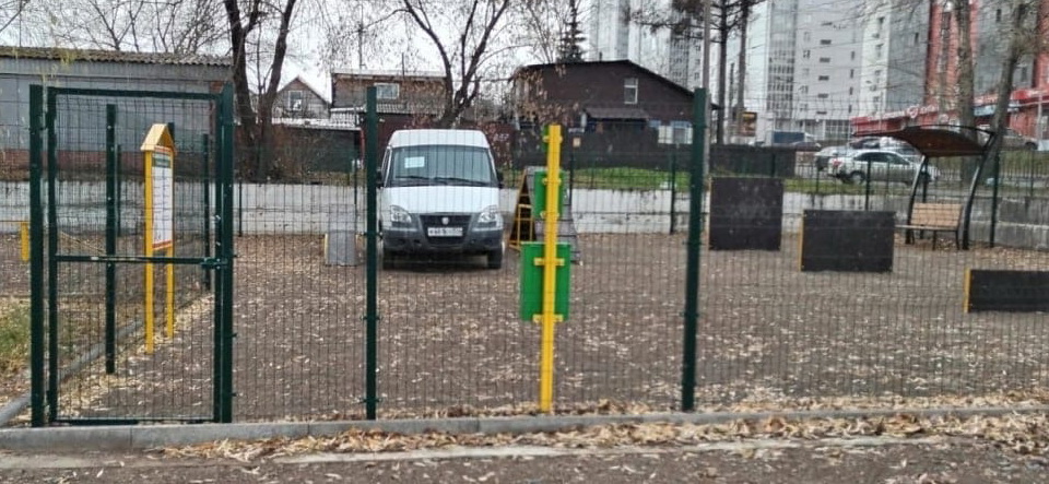 В Красноярске площадку для выгула собак огородили вокруг припаркованного автомобиля