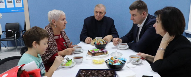 Глава Павловского Посада встретился с жительницей, проводившей в зону СВО троих сыновей
