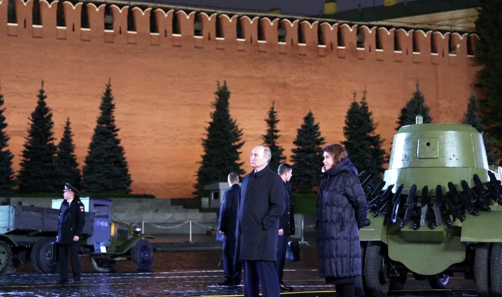 Путин осмотрел выставку на Красной площади в честь парада 7 ноября 1941 года