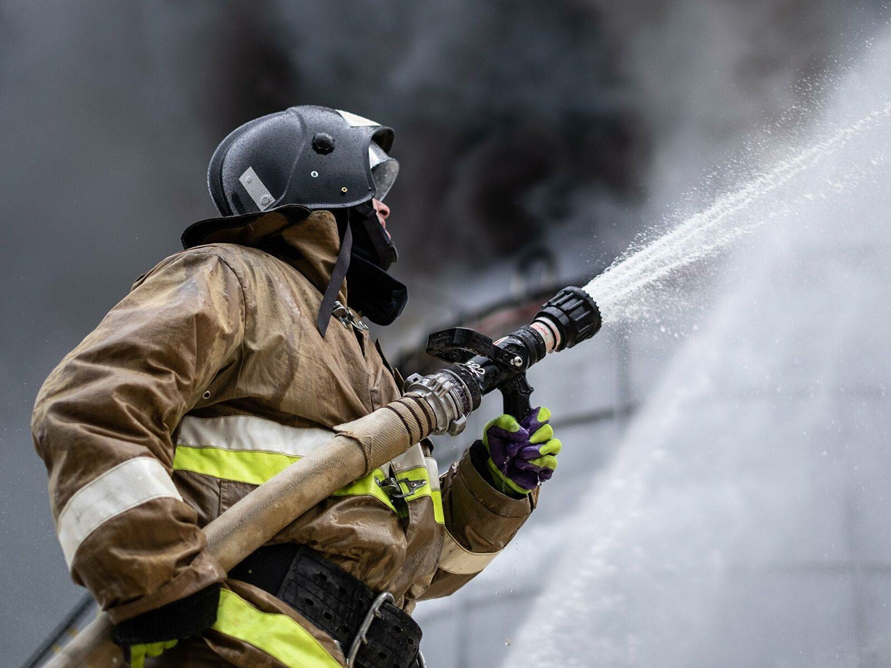 В Йошкар-Оле пожарные спасли 5 человек из горящего дома