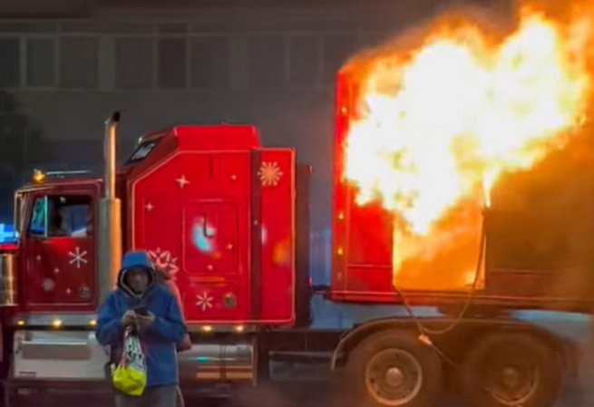 В Бухаресте загорелся рождественский грузовик Coca-Cola — Видео