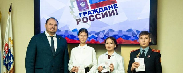 Глава администрации Чебоксар Спирин вручил паспорта победителям и лауреатам конкурсов, олимпиад и отличникам учёбы