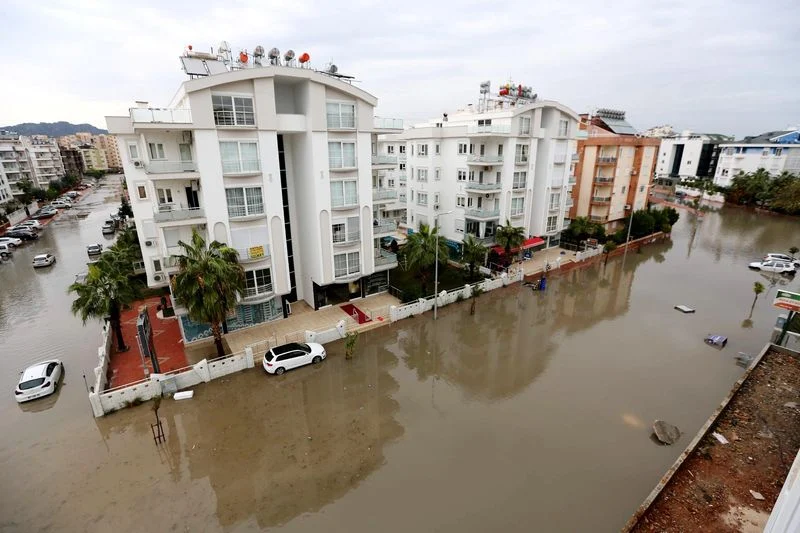 Из-за сильных дождей в Анталье затопило районы Кумлуджа и Финике