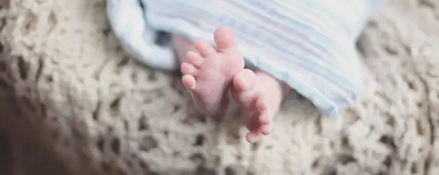 В Колпино новорожденный с подозрением на пневмонию умер дома после приема у педиатра