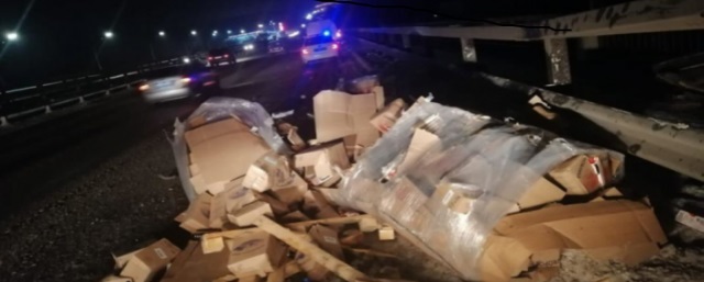 Водитель упавшего с моста грузовика в Волгограде находится в реанимации
