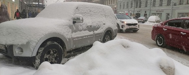 Петербуржцев стали предупреждать об уборке снега в зонах платных парковок