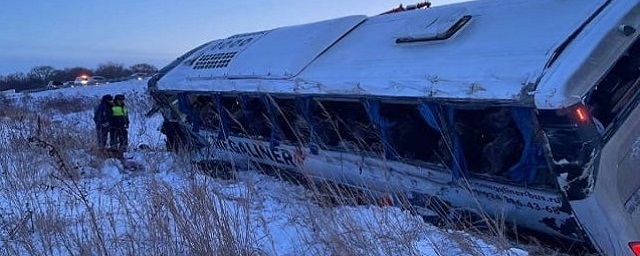 В больнице скончался восьмой пассажир перевернувшегося в Хабаровском крае автобуса