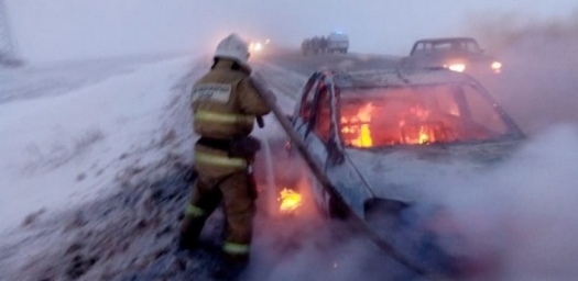 На трассе в Октябрьском районе Курской области 17 декабря сгорел автомобиль