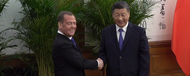 Дмитрий Медведев и председатель КНР Си Цзиньпин провели встречу в Пекине 21 декабря — Видео