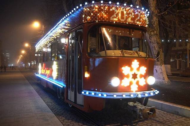 Жители Владикавказа могут прокатиться на новогоднем трамвае
