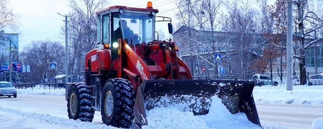 Дорожная техника продолжает расчищать улицы Биробиджана от снега
