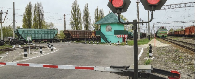 На переезде в Саратовской области пассажирский поезд столкнулся с автомобилем