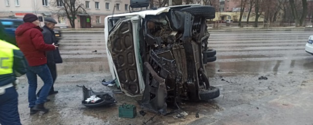 В Воронеже водитель угнанной машины спровоцировал ДТП с участием пассажирской маршрутки