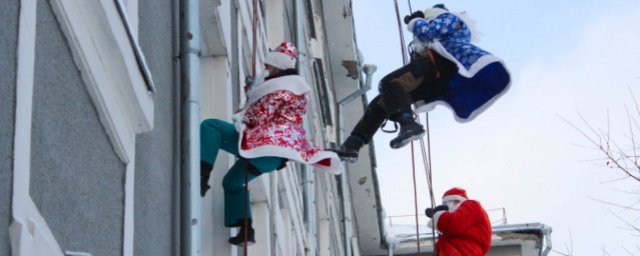 В Самаре Деды Морозы порадовали детей, поднявшись к окнам больницы на альпинистских тросах