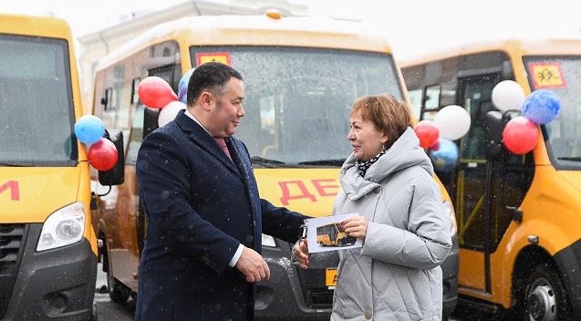 Губернатор Игорь Руденя передал в районы Тверской области новые школьные автобусы и другой спецтранспорт