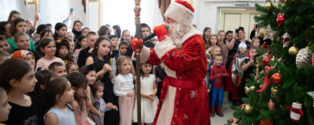 В Карачаево-Черкесии проходят новогодние елки по инициативе главы республики