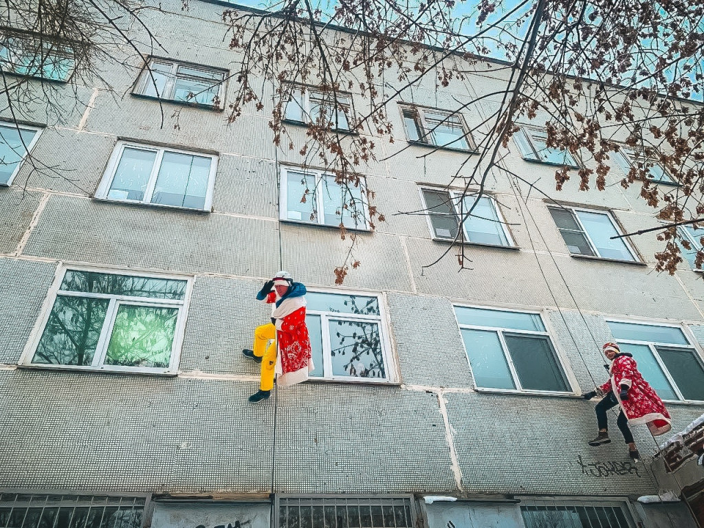 В Смоленске Деды Морозы забрались в окна к больным детям