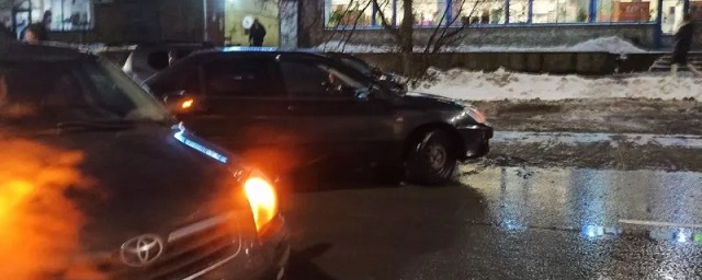 В Пскове на улице Конной столкнулись Toyota и Mitsubishi