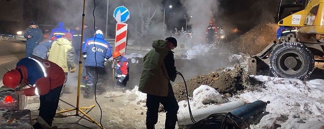 Второй день подряд в Красногвардейском районе Петербурга не устраняют коммунальную аварию