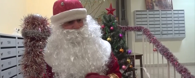 Глава Раменского г.о. Виктор Неволин в образе Деда Мороза поздравил детей с Новым годом