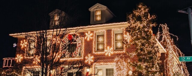 Дизайнер объяснила, как гармонично украсить дом снаружи к Новому году и Рождеству