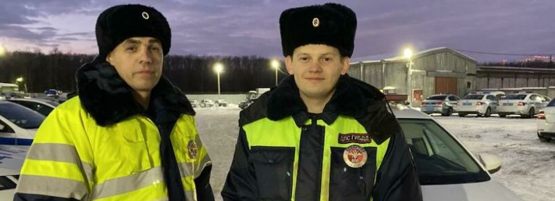 В Перми сотрудники ГИБДД спасли людей из горящего дома В Перми сотрудники ГИБДД спасли людей из горящего дома