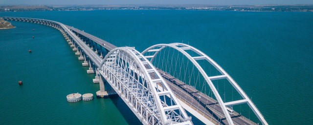 Пробка перед Крымским мостом со стороны Кубани достигла пяти километров