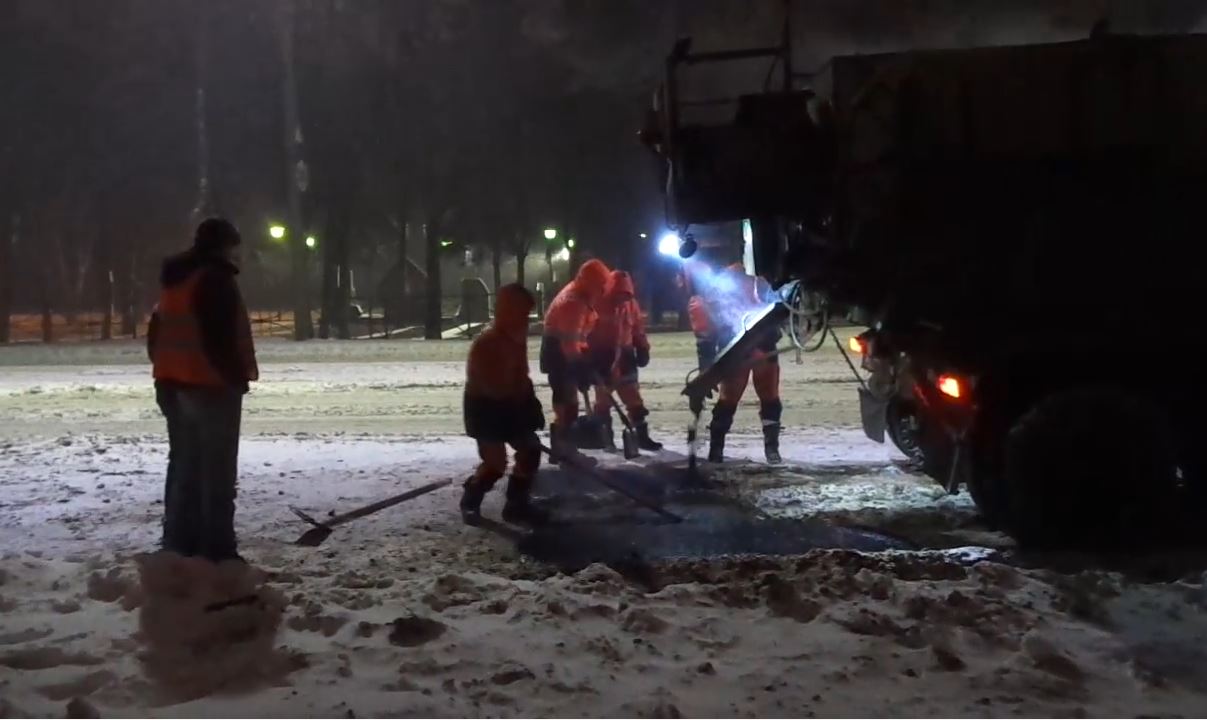 «Нанотехнологии какие-то!» Дорожники Петербурга кладут асфальт прямо по мокрому снегу перед Новым годом