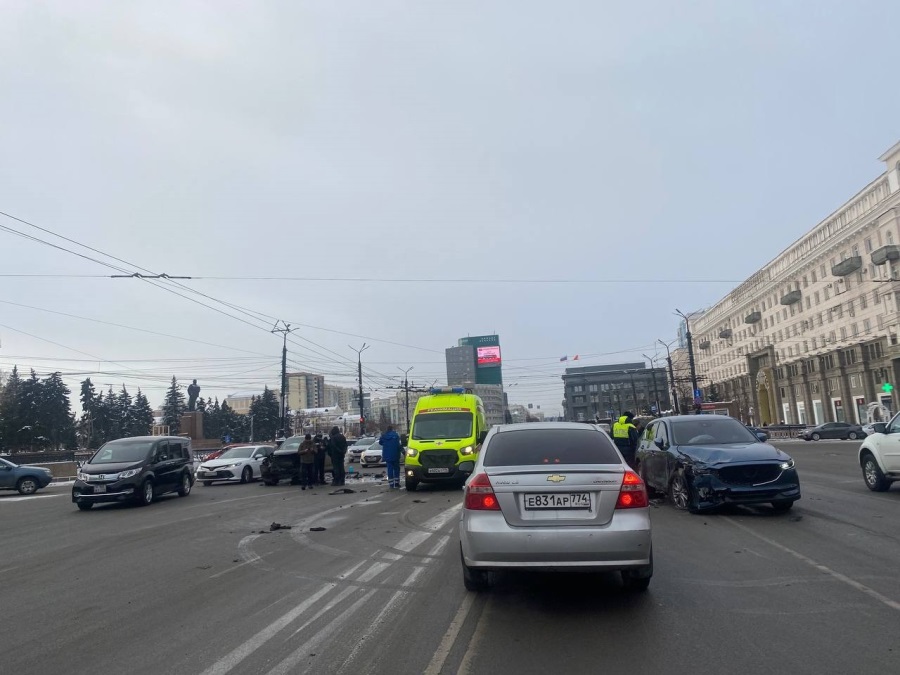В центре Челябинска произошло серьезное ДТП с кроссоверами