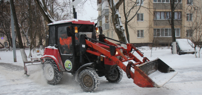 В Ивантеевке расчищали дороги после очередного снегопада
