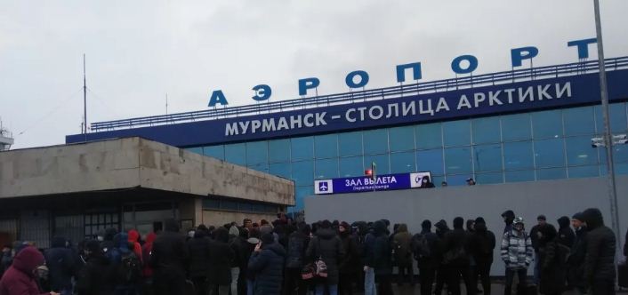 Аэропорт Мурманска проверили оперативные службы после сообщения о минировании