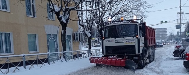 В Раменском округе продолжается уборка дворов от снега