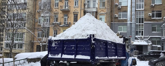 Виктор Неволин поручил начать вывоз снега, который складировался во дворах