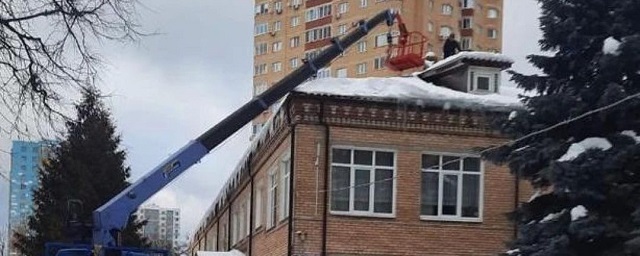 В Раменском округе крыши учебных заведений очищают от снега и наледи