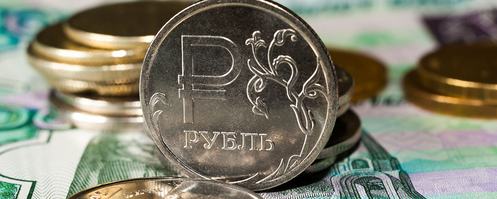Рубль в следующем году. Рубль растет. Рубль растет картинки. Заморозка активов ЦБ Евросоюзом. Нефть рубли.