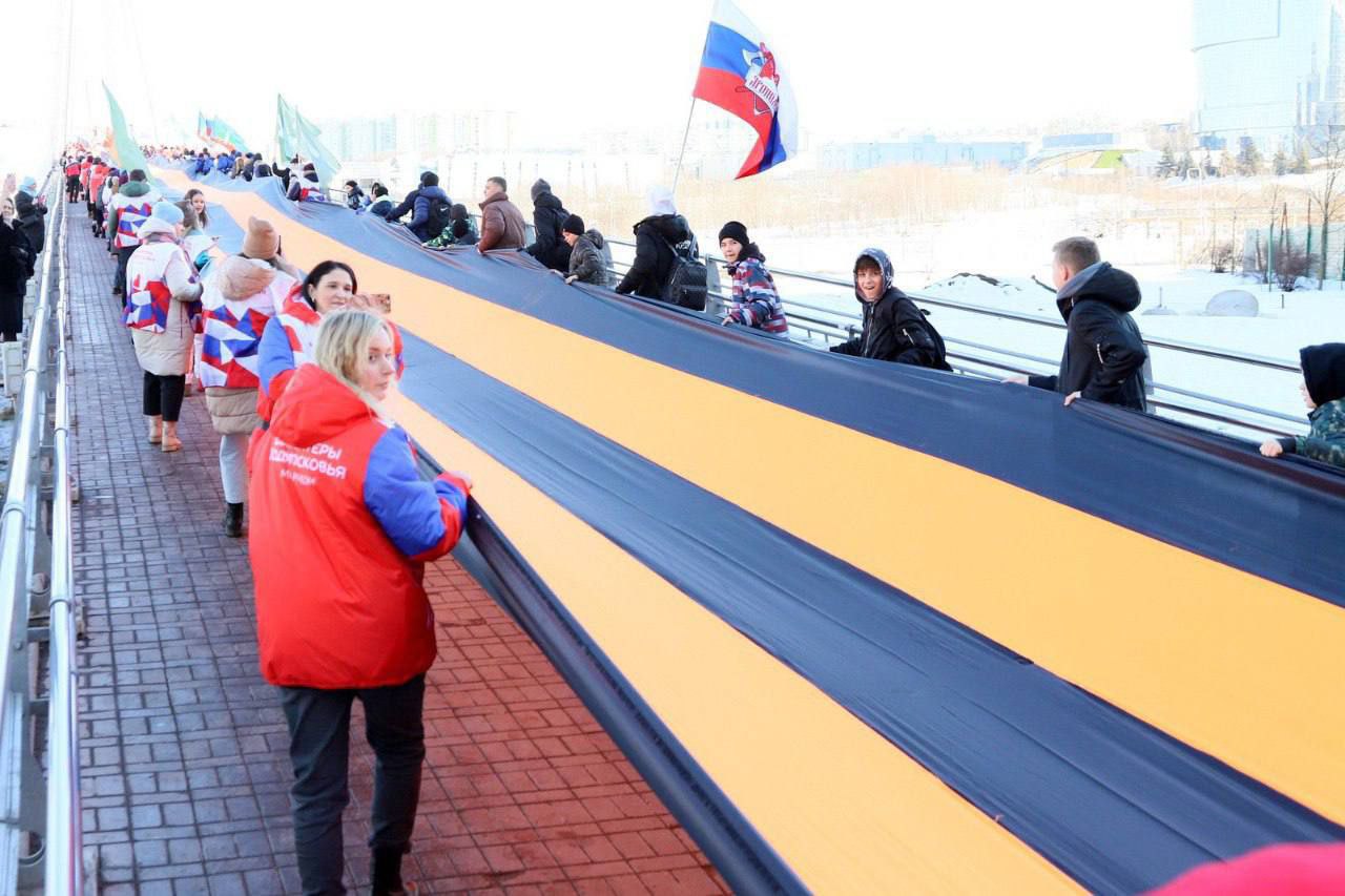 В Красногорске молодежь провела патриотическую акцию «СвоихНеБросаем»