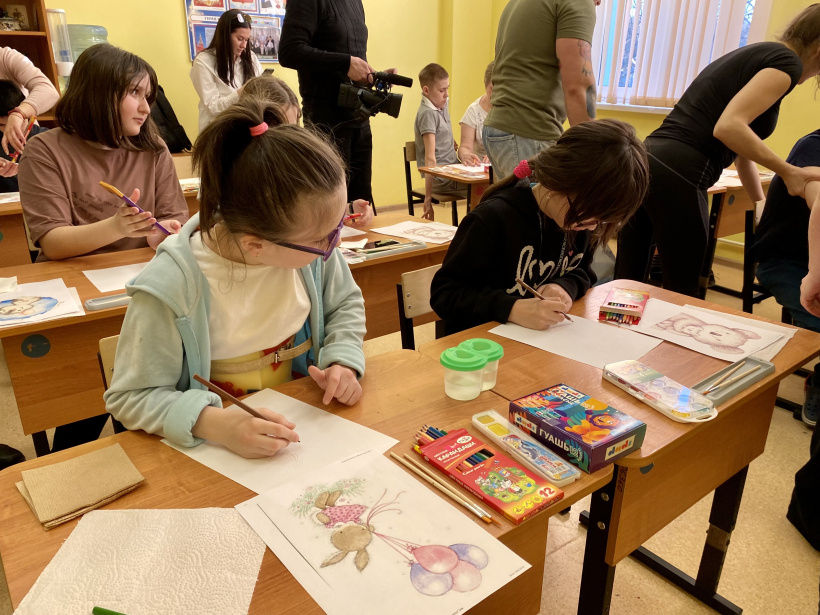 В Красногорске для детей из ДНР провели мастер-класс по живописи