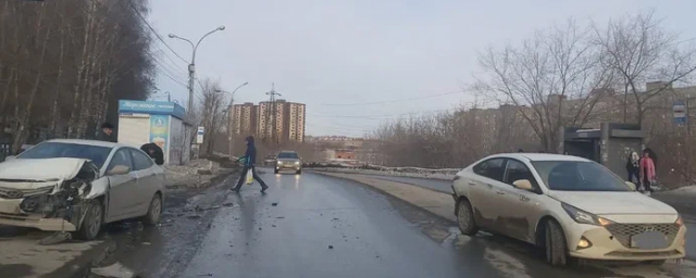 В Новосибирске автомобиль Hyundai сбил на тротуаре 17-летнюю девушку