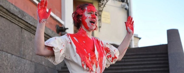 В Петербурге задержана активистка, облившая себя красной краской